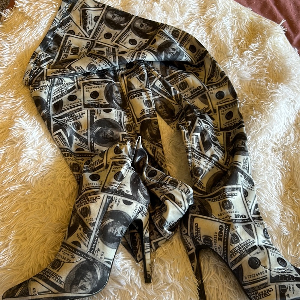 BRAND NEW NEVER WORN!!